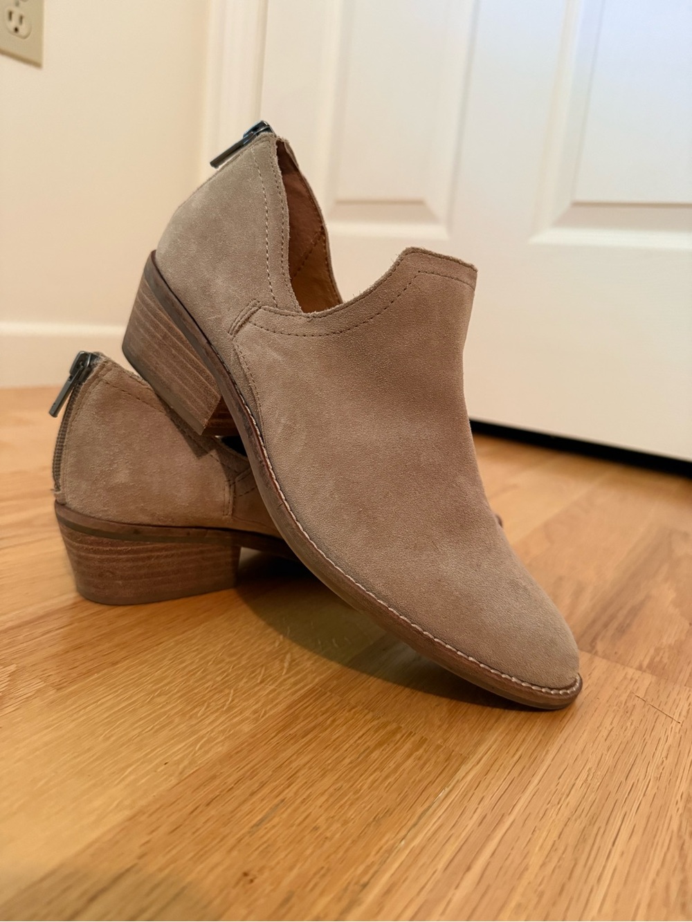 Lucky Brand Basel Taupe Suede Ankle Booties Women’s Size 8M Back Zip Low Heel